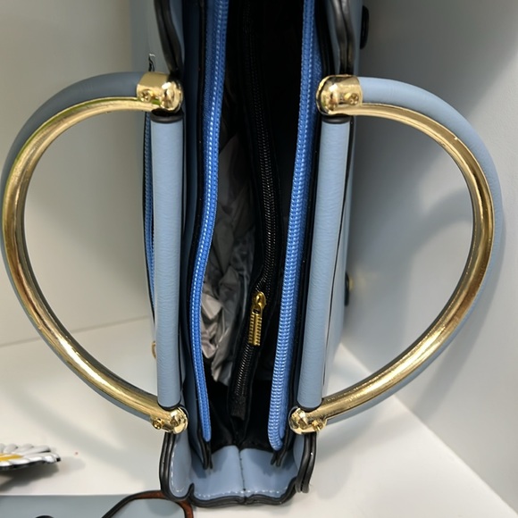 Elegant Blue Handbag with Daisy Charm and Wallet - Picture 6 of 9